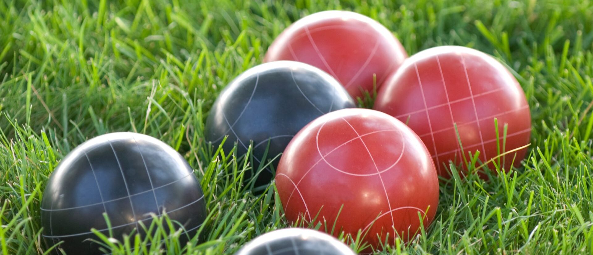 Boccia-pallot nurmikolla