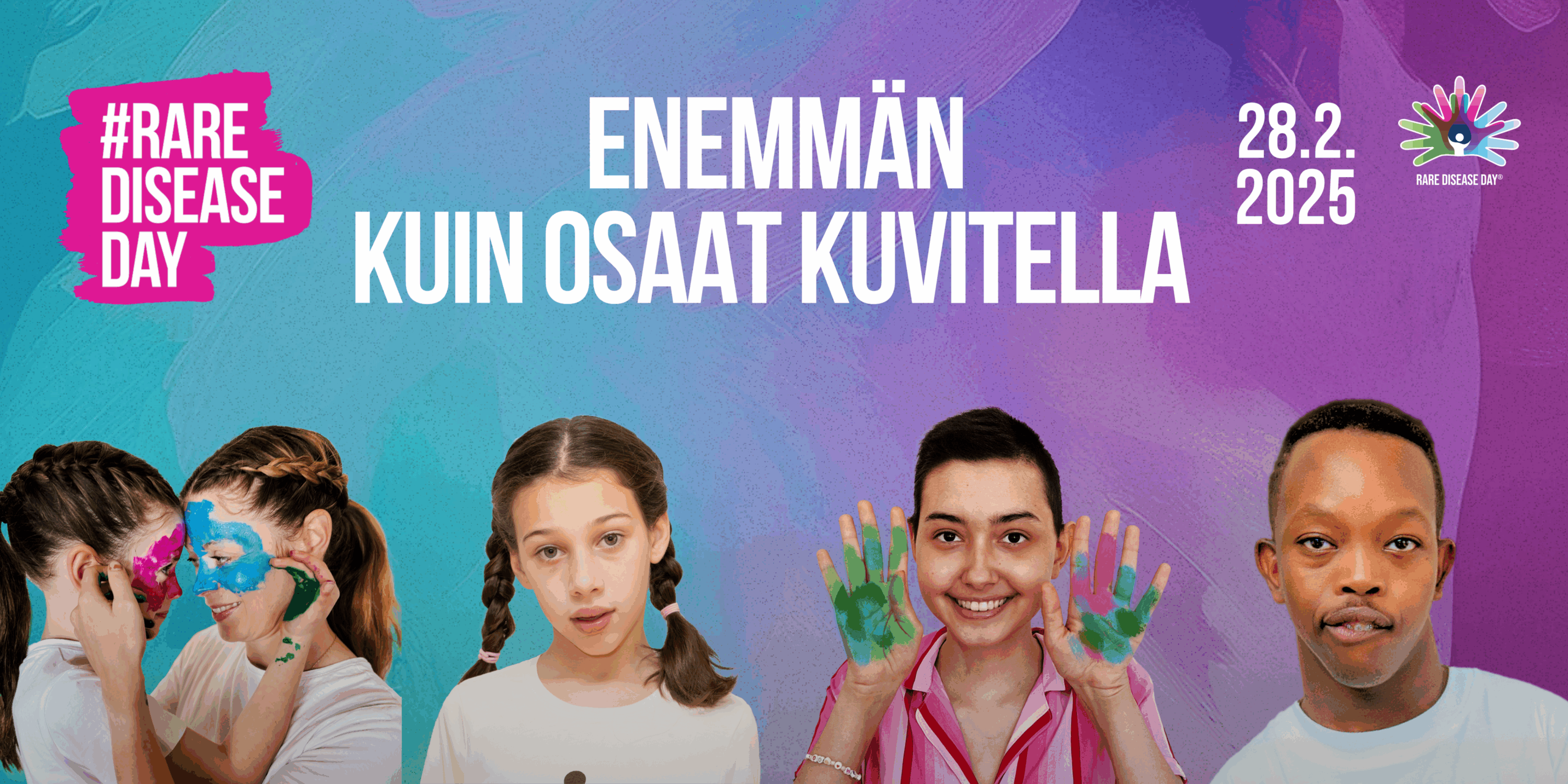Vasemmassa reunassa kaksi lettipäivästä tyttöä katselevat toisiaan otsat vastakkain kasvot värikkäästi maalattuina, toisena vasemmalta lettipäinen tyttö katsoo suoraan kameraan, kolmas henkilö hymyilee ja näyttää värikkäästi maalattuja kämmeniään, oikeassa reunassa tummaihoinen poika katsoo kameraan. Bannerissa on teksti: Enemmän kuin osaat kuvitella. #RareDiseaseDay 28.2.2025